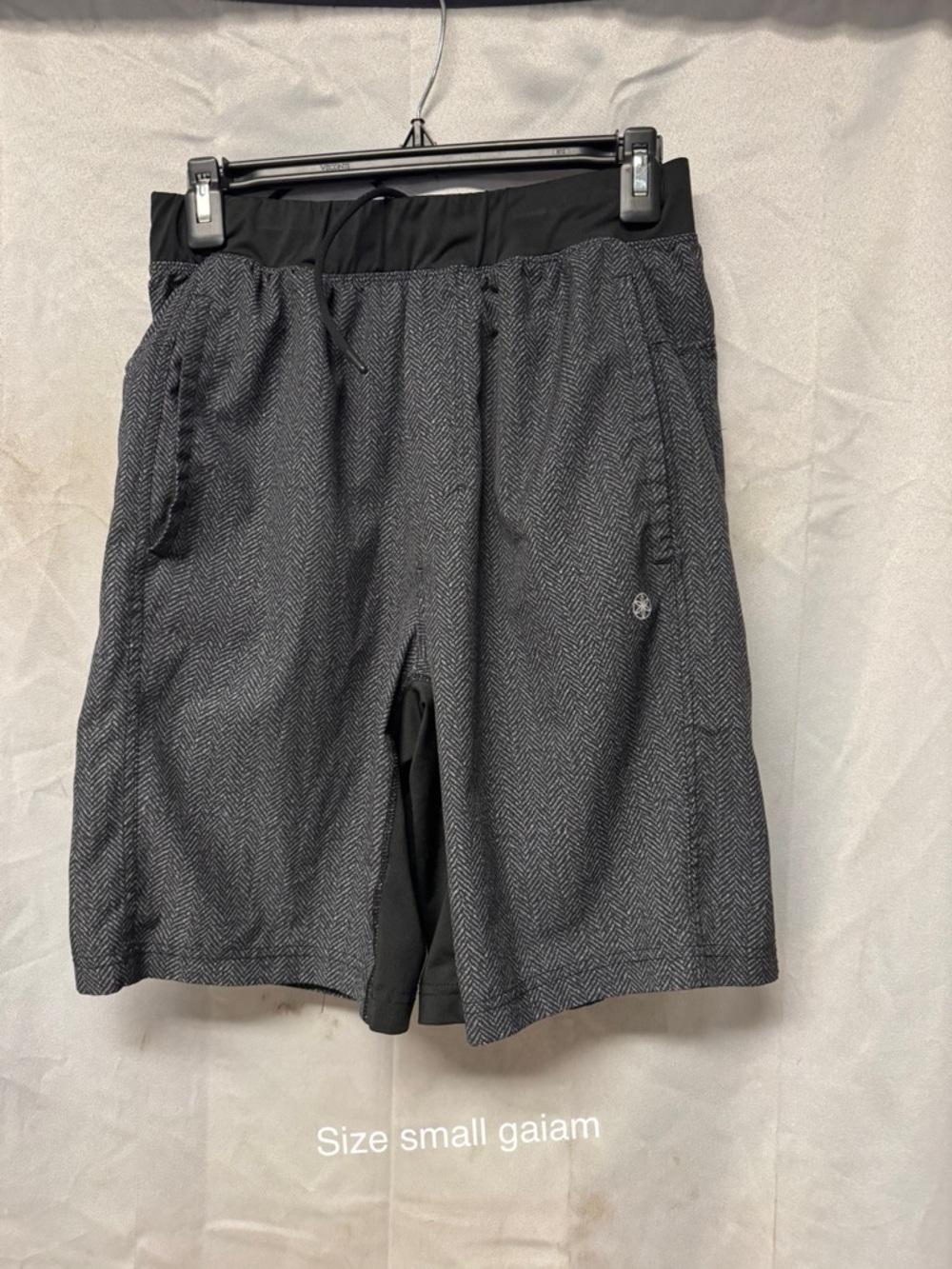 GAIAM Men's Black & Gray Herringbone Athletic Shorts